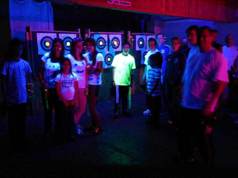 Die Teilnehmer vor den mit UV-Lampen angestrahlten Scheiben