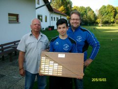 Der Gewinner des Goldenen Pfeils Inigo Roces mit Stifter Horst Ullmann und Vorsitzenden Olaf Nessensohn