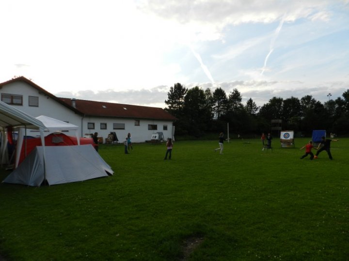 Das Zeltlager auf dem Bogenplatz