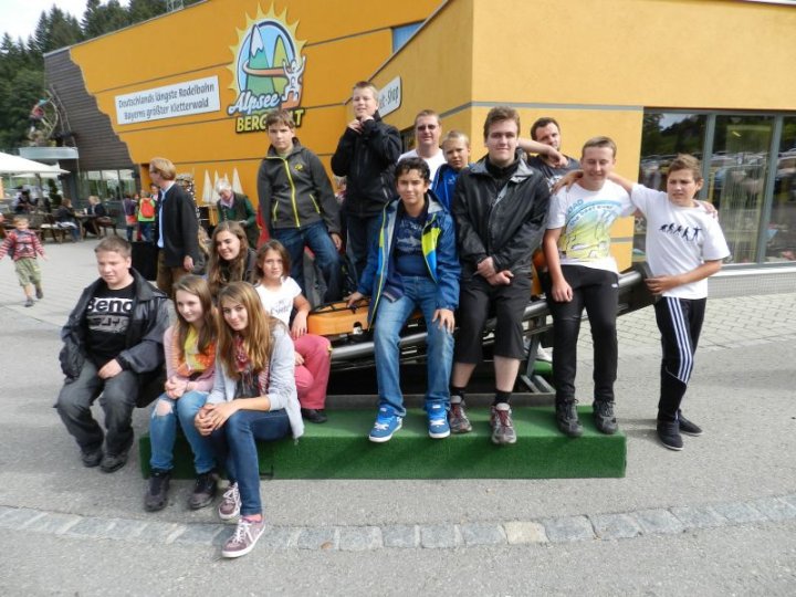 Die Teilnehmer am Jugendausflug 2012 an der Talstation Alpsee Bergwelt